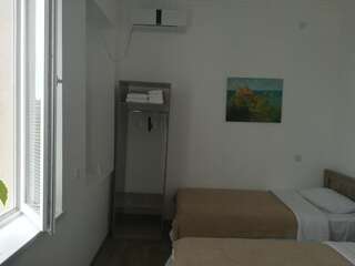 Гостевой дом Guest House Friendly Кутаиси Двухместный номер с 2 отдельными кроватями и собственной ванной комнатой-3